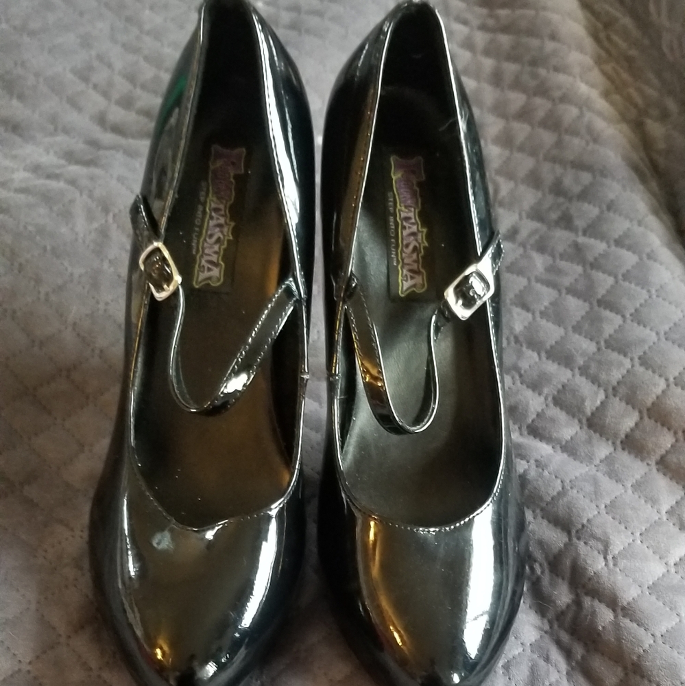 Black shiny 4in pumps